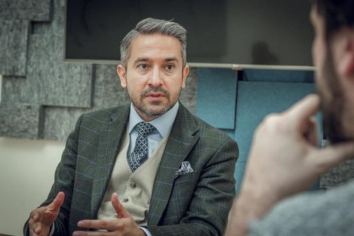 Vorschau Bild von Kazim Yilmaz im Gespräch mit einem Journalisten.