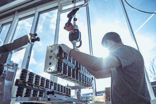  Fertigung einer Batterie für Elektrofahrzeuge bei
Kreisel Electric.