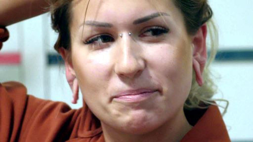 Patricia (24) leidet sehr unter ihren ausgeleierten Ohrläppchen,
die sie einer Jugendsünde zu verdanken hat: Fleshtunnels.