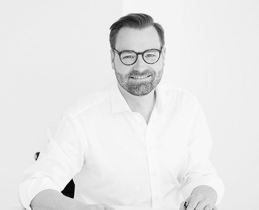 Vorschau Bild von Dr. med. Maximilian Eder ist einer der ersten Chirurgen in
Deutschland, der die Brustvergrößerung mit Implantat und Eigenfett
durchführt.