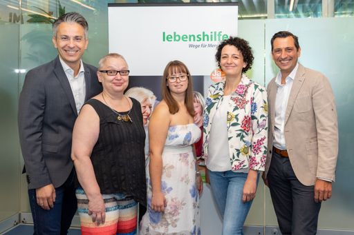 Vorschau Bild von Stadtrat Kurt Hohensinner, Mentorin Petra
Ellermann-Minda, Teilnehmerin Katharina Hörz, Lebenshilfe-GF Susanne
Maurer-Aldrian, LeiterKindermuseum Jörg Ehtreiber