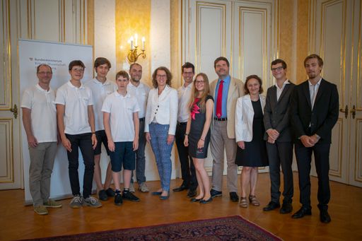 Bildungsministerin Iris Rauskala mit den
Medaillengewinner/innen und Delegationsleiter/innen der Olympiaden
in Mathematik, Physik und Chemie
