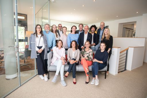 Jurysitzung des PR-Bild Award 2019 in Hamburg. Im
Bild von links hintere Reihe: Susan Saß, Hans-Peter Junker, Theresa
Hein, Sebastian Vesper, Marie-Theres Fischer, Gudrun Kreutner, Frank
Behrendt, Klaus Küpper, Boris Entrup, Frank Stadthoewer, Daniela
Weltz. Im Bild von links auf dem Sofa: Edith Stier-Thompson, Mirjam
Berle, Susanne Marell, Kathrin Kraus.