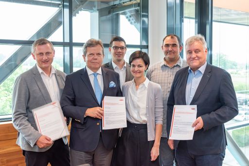  Gemeinsam mit den Betriebsräten, dem zuständigen
Fachverband und den Gewerkschaften konnte kürzlich die
Betriebsvereinbarung zum Wechsel des Kollektivvertrags unterzeichnet
werden.
