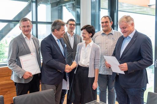 Vorschau Bild von Gemeinsam mit den Betriebsräten, dem zuständigen
Fachverband und den Gewerkschaften konnte kürzlich die
Betriebsvereinbarung zum Wechsel des Kollektivvertrags unterzeichnet
werden.