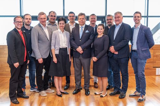 Vorschau Bild von Von links nach rechts: Manuel Koller (PRO-GE
Bezirkssekretär), Martin Höpoltseder (Fronius
Betriebsratsvorsitzender-Stellvertreter Arbeiterbetriebsrat),
Reinhold Binder (PRO-GE Bundessekretär), Stevo Komendic (Fronius
Betriebsratsvorsitzender der Arbeiter), Elisabeth
Engelbrechtsmüller-Strauß (Geschäftsführerin Fronius), Mario Wieser
(Fronius Betriebsratsvorsitzender der Angestellten), Lothar Roitner
(Geschäftsführer Fachverband der Elektro- und Elektronikindustrie),
Andreas Edlinger (Bereichsleiter HR Generalisten und Projektleiter
KV-Umstellung bei Fronius), Katharina Holzinger (Leitung
Kommunikation des Fachverbands der Elektro- und Elektronikindustrie)
Andreas Stangl (Geschäftsführer GPA-djp Oberösterreich), Karl
Dürtscher (Bundesgeschäftsführer GPA-djp), Clemens Hofbauer (Fronius
Betriebsratsvorsitzender-Stellvertreter Angestelltenbetriebsrat)