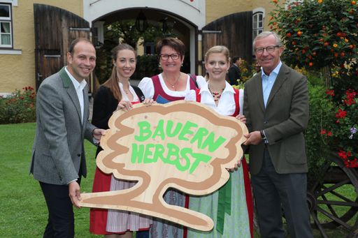 Noch nie war der Bauernherbst-Baum, offizielles Logo des
Salzburger Bauernherbst, so passend wie in diesem Jahr mit dem
Motto: "Von Wurzeln und Wipfeln".