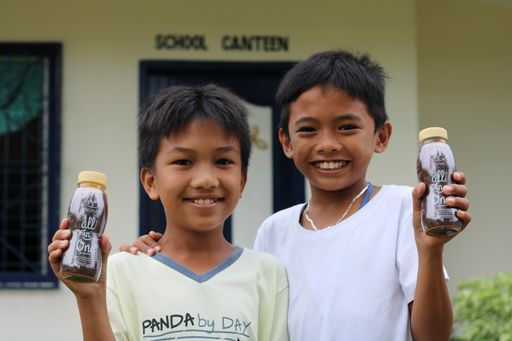  Die Kinder der San Roque Elementary School auf den Philippinen
freuen sich über die gespendeten All in One Drinks von Organic+.