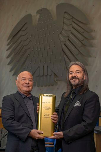 Professor Dr. Bodo Lambertz wird mit dem internationalen 'Plus X
Lifetime Achievement Award' ausgezeichnet. Der Wissenschaftler und
Gruender des Schweizer Technologieunternehmens X-Technology Swiss
R&D AG gilt als visionaerer Erfinder der
Hightech-Funktionsbekleidungsmarken X-Bionic, X-Socks und Apani.
Weiter erobert X-Bionic beim internationalen Plus X Award mit klarem
Vorsprung das begehrte Guetesiegel 'Beste Marke des Jahres'.
(PPR/X-Bionic/Chris Schlangen) / Weiterer Text über ots und
www.presseportal.ch/de/nr/100068561 / Die Verwendung dieses Bildes
ist für redaktionelle Zwecke honorarfrei. Veröffentlichung bitte
unter Quellenangabe: "obs/X-Technology Swiss R&D AG/CHRIS SCHLANGEN"