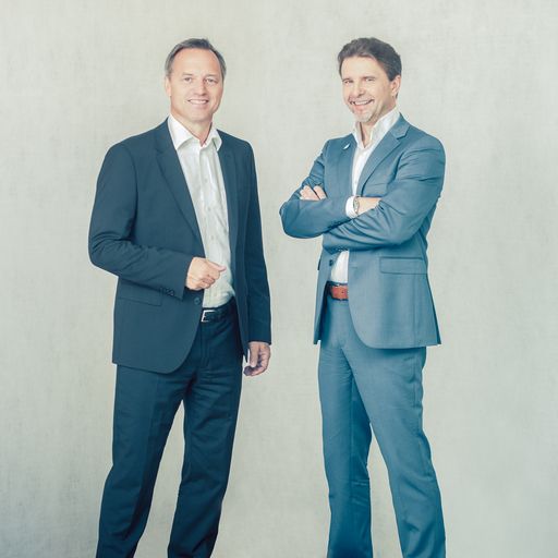  Robin Rumler übergibt Leitung am
Produktionsstandort Orth an der Donau an Martin Dallinger. Rumler
bleibt weiterhin Geschäftsführer der Pfizer Corporation Austria GmbH
in Wien. Bild v.l.n.r.: Prof. Dr. Robin Rumler, Geschäftsführer
Pfizer Corporation Austria und Martin Dallinger, Geschäftsführer
Pfizer Manufacturing Austria