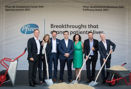 Symbolischer Spatenstich bei der Pfizer
Manufacturing Austria. V.l.n.r. Prof. Dr. Robin Rumler
(Geschäftsführer Pfizer Corporation Austria), Nanette Cocero (Global
President of Vaccines Pfizer Inc.), Martin Dallinger
(Geschäftsführer Pfizer Manufacturing Austria), Albert Bourla (CEO
Pfizer Inc.), Michaela Eder (Head of EHS Pfizer Manufacturing
Austria), Bernd Rinne (Head of Quality Pfizer Manufacturing
Austria), Hannes Dengg (Head of Engineering Pfizer Manufacturing
Austria)