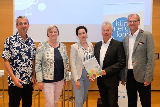 https://www.apa-fotoservice.at/galerie/19783 Im Bild v.l.n.r.:
Hans-Peter Hutter (Deputy Head and Senior Scientist, Department of
Environmental Health, Medical University of Vienna), Daniela Jacob
(Director, Climate Service Center Germany, Helmholtz-Zentrum
Geesthacht, Hamburg), Isabella Uhl-Hädicke (Senior Scientist,
Department of Psychology, University of Salzburg), Ingmar Höbarth
(Managing Director, Climate and Energy Fund, Vienna), Willi Haas
(University Assistant, Senior Researcher and Lecturer, Institute of
Social Ecology, University of Natural Resources and Life Sciences,
Vienna)