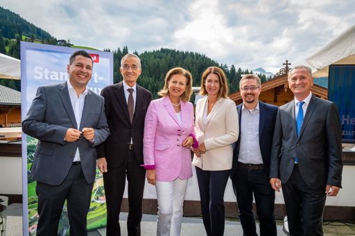 Geben beim Tiroler Technologiebrunch in Alpbach 10
Mio. Euro-Finanzierung für die Alpine Quantum Technologies (AQT)
GmbH bekannt und setzen für den Standort konsequent auf
Technologietransfer – vlnr. Marcus Hofer (Standortagentur Tirol),
Rektor Tilmann Märk (Universität Innsbruck), LRin Patrizia
Zoller-Frischauf (Tiroler Landesregierung), Henrietta Egerth (FFG),
Thomas Monz (AQT) und Eugen Stark (Industriellenvereinigung Tirol).