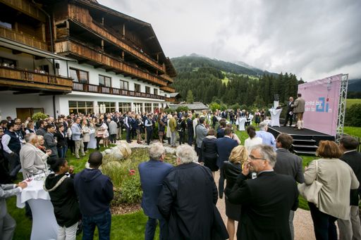 Vorschau Bild von https://www.apa-fotoservice.at/galerie/19815 Alpbach - Patente
Cocktail 2019 als Auftakt der Alpbacher Technologiegespräche.
Österreichisches Patentamt überraschte in Alpbach mit Drinks mixed
by AI (Artificial Intelligence)