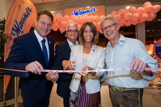 Vorschau Bild von Manner Shop-Eröffung Salzburg Forum 1 Foto: Das
rosa Manner Band wird durchgeschnitten