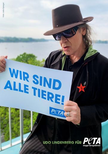 Panikrocker mit großem Herz: Udo Lindenberg setzt sich gemeinsam
mit PETA für die Rechte aller Tiere ein. Weiterer Text über ots und
www.presseportal.de/nr/12276 / Die Verwendung dieses Bildes ist für
redaktionelle Zwecke honorarfrei. Veröffentlichung bitte unter
Quellenangabe: "obs/PETA Deutschland e.V./Julia Spiegel für PETA"