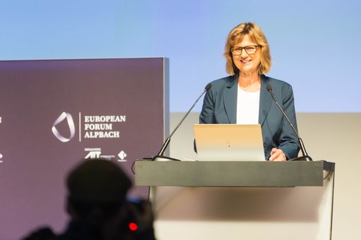 Bundesministerin Maria Patek nahm im Rahmen des
Europäischen Forums Alpbach 2019 am Plenum Bioökonomie
unverzichtbar für die Zukunftssicherung der Menschheit teil. Im
Mittelpunkt standen innovative Ansätze, um unsere auf fossilen
Ressourcen basierende Wirtschaft zu transformieren.