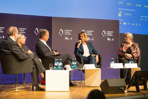 Vorschau Bild von Bundesministerin Maria Patek nahm im Rahmen des
Europäischen Forums Alpbach 2019 am Plenum Bioökonomie
unverzichtbar für die Zukunftssicherung der Menschheit teil. Im
Mittelpunkt standen innovative Ansätze, um unsere auf fossilen
Ressourcen basierende Wirtschaft zu transformieren.