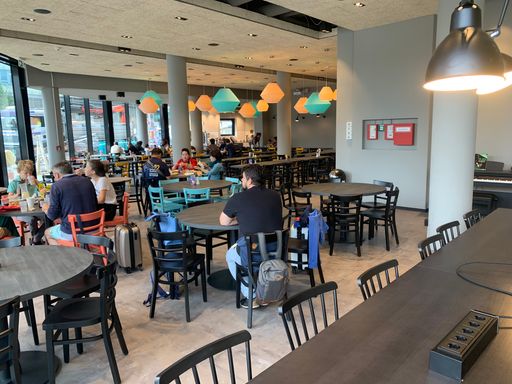 Vorschau Bild von Frühstücksräume, Lobbys und Zimmer wurden, wie bei
allen Häusern der Kette, im neuen a&o Design gestaltet.