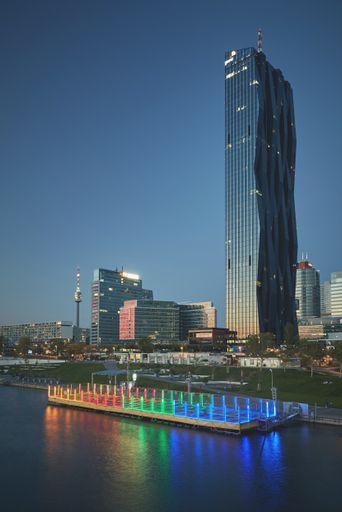 Danube Jumping mit DC-tower im Hintergrund