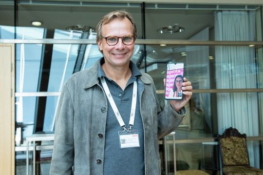  Andreas Bierwirth, CEO Magenta Telekom, und Maria
Zesch, CCO Business & Digitalization, Magenta Telekom, führen in
Alpbach den ersten 5G-Videocall Österreichs.