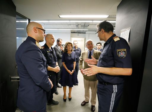 Vorschau Bild von Bundeskanzlerin Bierlein besucht gemeinsam mit
Vizekanzler Jabloner die Justizanstalt Korneuburg. 27.08.2019, Foto:
Bundespressedienst Dragan Tatic