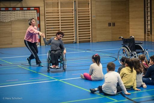 Das Künstler_innen-Team Cornelia Scheuer und Lau
Lukkarila zeigen die "Informance" als ersten Teil des Mellow Yellow
Aktionstages.