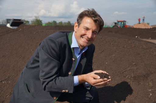Hubert Seiringer, Obmann des Kompost und Biogas Verbandes
Österreich: „Die Mischung aus drei Komponenten ergibt einen guten
Kompost, Mikroorganismen, Wasser und Sauerstoff. Um den perfekten
Kompost zu bekommen, benötigt man viel Fingerspitzengefühl, das man
sich erst nach Jahren anzueignen vermag. Daher unsere
„KompOskar-Verleihung“, mit der wir die wertvolle Arbeit unserer
besten Kompostproduzenten honorieren möchten.”