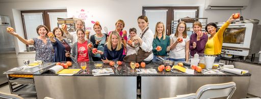  Meisterkonditorin und evelina-Botschafterin Eveline
Wild, Apfelbäuerin Martina Pfingstl und die Gewinnerinnen des
evelina-Apfel-Gewinnspiels.