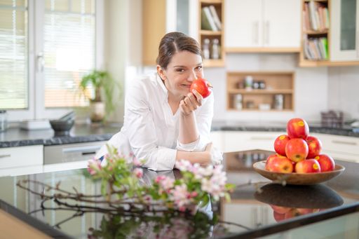 Vorschau Bild von Eveline Wild, Konditoren-Weltmeisterin und
Meisterpatissière, macht sich als evelina-Botschafterin für ein
steirisches Qualitätsprodukt stark.