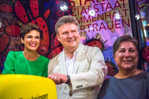  SPÖ-Bundesparteivorsitzende Dr.in Pamela Rendi-Wagner und Wiens
Bürgermeister Dr. Michael Ludwig sorgten am XXII. Gürtel Nightwalk
für das leibliche Wohl der Gäste.