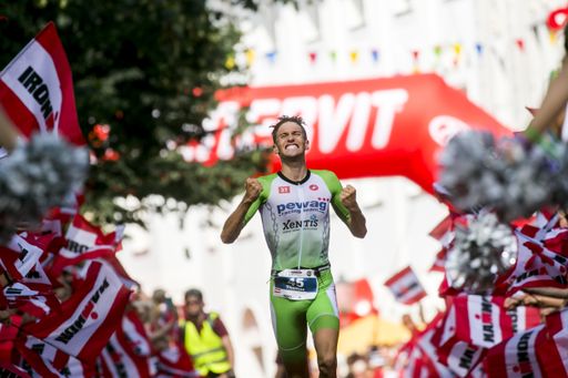 Der Österreicher Thomas Steger gewinnt den 8.
IRONMAN 70.3 Zell am See-Kaprun und lässt sich von den tausenden
Zusehern im Zieleinlauf feiern
