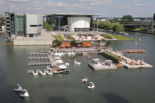 Vorschau Bild von Die schwimmende Insel "Cool Summer Island" sowie der Beachbereich
luden zum Entspannen ein / Weiterer Text über ots und
www.presseportal.de/nr/19185 / Die Verwendung dieses Bildes ist für
redaktionelle Zwecke honorarfrei. Veröffentlichung bitte unter
Quellenangabe: "obs/Autostadt GmbH/Matthias Leitzke"