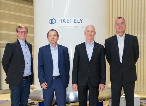 Vorschau Bild von Von links nach rechts: Markus Schneider, Mitglied der
Geschäftsleitung HAEFELY Test AG / Jürgen Bernauer, CEO PFIFFNER
International AG / Fritz Hunziker, Verwaltungsratspräsident PFIFFNER
International AG / Peter Schikarski, Mitglied der Geschäftsleitung
HAEFELY Test AG Weiterer Text über ots und
www.presseportal.ch/de/nr/100068797 / Die Verwendung dieses Bildes
ist für redaktionelle Zwecke honorarfrei. Veröffentlichung bitte
unter Quellenangabe: "obs/PFIFFNER International AG"
