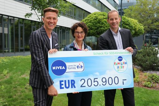  Scheckübergabe von Beiersdorf an das SOS-Kinderdorf