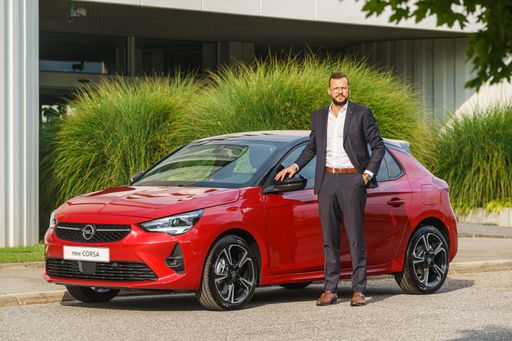  Maxime Hubin-Dedenys, Director Marketing Opel
Austria, präsentiert in einer crossmedialen Kampagne den neuen OPEL
Corsa bei Austria´s Next Topmodel auf Puls 4.