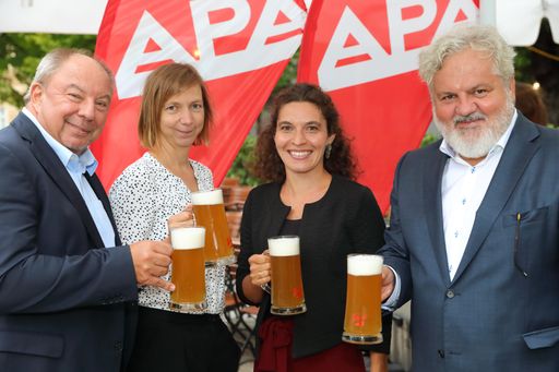 https://www.apa-fotoservice.at/galerie/19535
APA-Bieriger 2019, v.l.n.r.: APA-Chefredaktion: Werner Müllner,
Katharina Schell, Maria Scholl, Johannes Bruckenberger