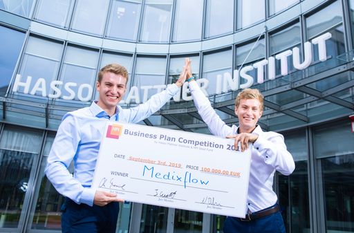 Das Team Medixflow gewinnt den siebten Businessplan-Wettbewerb am
HPI. Foto: HPI/K. Herschelmann / Weiterer Text über ots und
www.presseportal.de/nr/22537 / Die Verwendung dieses Bildes ist für
redaktionelle Zwecke honorarfrei. Veröffentlichung bitte unter
Quellenangabe: "obs/HPI Hasso-Plattner-Institut/Kay Herschelmann"