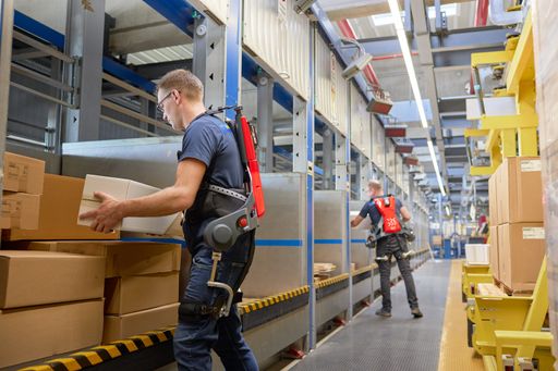 German Bionic testet neuen intelligenten Kraftanzug "Made in
Germany" am IKEA Logistikstandort Dortmund / Das aktive Exoskelett
Cray X von German Bionic im Einsatz bei IKEA in Dortmund. (c) German
Bionic. Weiterer Text über ots und www.presseportal.de/nr/126129 /
Die Verwendung dieses Bildes ist für redaktionelle Zwecke
honorarfrei. Veröffentlichung bitte unter Quellenangabe: "obs/GBS
German Bionic Systems GmbH/Mert Dürümoglu"