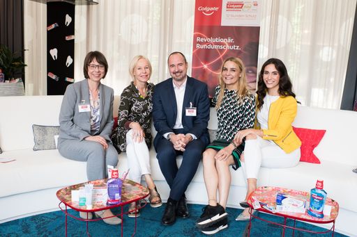 Vorschau Bild von v.l.n.r.: Dr. Marianne Gräfin von Schmettow
(Leiterin Scientific Affairs, Colgate-Palmolive CEW), Dr. Corinna
Bruckner (Präsidentin Österreichische Gesellschaf für
Parodontologie), Ulrich Gröger (Leiter CP GABA Zweigniederlassung
Österreich), Nicole Wesner (Profi-Boxerin), Kimberly Budinsky
(Moderatorin).