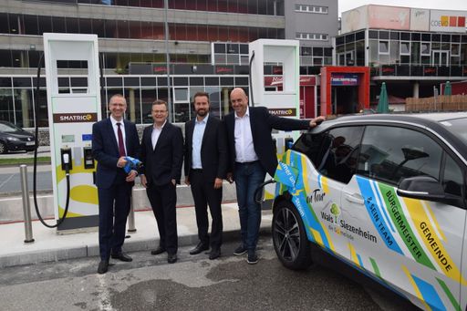 (v. l. n. r.) Florian Went (Centre Manager Design
Outlet Salzburg), Michael-Viktor Fischer (Geschäftsführer SMATRICS),
Stefan Schnöll (Landesrat für Verkehr, Infrastruktur und Sport),
Joachim Maislinger (Bürgermeister Wals Siezenheim)