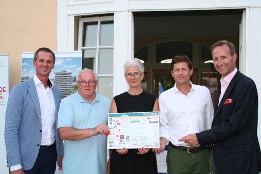 Vorschau Bild von Übergabe des Spendenschecks: DI Bernhard Nefischer, MRICS, GF
IMMO-CONTRACT, KR Karl Fichtinger, GF IMMO-CONTRACT, GF Anita
Kienesberger, ÖKKH, Karl Kinsky, MBA, Volksbank Wien, Dr. Markus
Benn-Ibler, Notariat Benn-Ibler