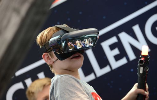 Vorschau Bild von IFA 2019 - Die global führende Messe für Unterhaltungselektronik
startet in Berlin / IFA Besucher / Weiterer Text über ots und
www.presseportal.de/nr/74271 / Die Verwendung dieses Bildes ist für
redaktionelle Zwecke honorarfrei. Veröffentlichung bitte unter
Quellenangabe: "obs/TVT.media GmbH/Charles Yunck"