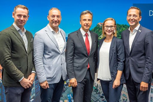 Pressekonferenz im Rathaus: VP-Klubobmann Armin Sippl,
Vizebürgermeister Mario Eustacchio, Bürgermeister Siegfried Nagl,
VP-Gemeinderätin Anna Hopper, Stv.-Vorsitzender des
Klimaschutzfachbeirats Bernhard Puttinger (v. l.)