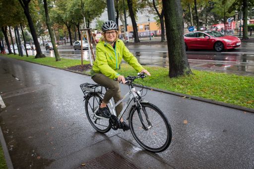 Nachhaltigkeitsministerin Patek nahm mit einem klimaaktiv eBike
an der Elektromobilitätsparade "Rock den Ring" teil.