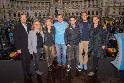 Vorschau Bild von Im Rahmen der eMobility Parade "Rock den Ring" zeichnete
Nachhaltigkeitsministerin Maria Patek neue klimaaktiv mobil Partner
aus.