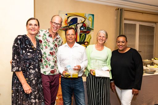 Vorschau Bild von Über 80 Kommunikationsfachleute aus Unternehmen und PR-Agenturen
nahmen am sechsten PR-Golfcup der dpa-Tochter news aktuell teil. In
diesem Jahr fand das Turnier am 6. September im Golf Club St.
Leon-Rot. Im Bild vl.n.r.: Edith Stier-Thompson (Geschäftsführerin
news aktuell), Frank Stadthoewer (Geschäftsführer news aktuell),
Oliver Bruzek (Gewinner 1. Brutto Herren PR-Golfcup 2019), Susanne
Weiss (Gewinnerin 1. Brutto Damen PR-Golfcup 2019), Flora Holder
(news aktuell). Fotos: Robert Schlesinger Weiterer Text über ots und
www.presseportal.de/nr/6344 / Die Verwendung dieses Bildes ist für
redaktionelle Zwecke honorarfrei. Veröffentlichung bitte unter
Quellenangabe: "obs/news aktuell GmbH/ROBERT SCHLESINGER"