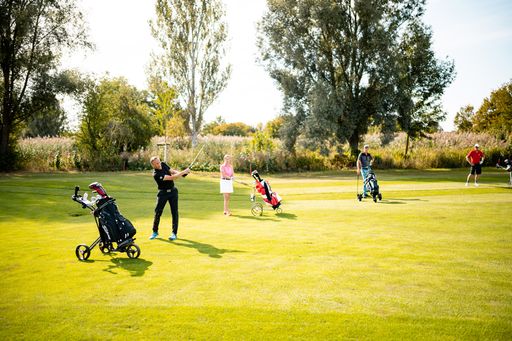 Vorschau Bild von Über 80 Kommunikationsfachleute aus Unternehmen und PR-Agenturen
nahmen am sechsten PR-Golfcup der dpa-Tochter news aktuell teil. In
diesem Jahr fand das Turnier am 6. September im Golf Club St.
Leon-Rot. Im Bild v.l.n.r.: Oliver Tzschaschel, Barbara Georg, Frank
Stadthoewer, Thomas Krull. Foto: Robert Schlesinger Weiterer Text
über ots und www.presseportal.de/nr/6344 / Die Verwendung dieses
Bildes ist für redaktionelle Zwecke honorarfrei. Veröffentlichung
bitte unter Quellenangabe: "obs/news aktuell GmbH/ROBERT
SCHLESINGER"