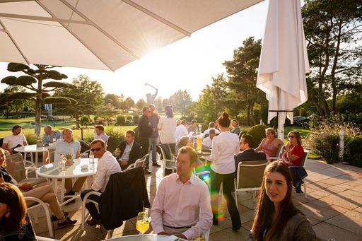 Vorschau Bild von Über 80 Kommunikationsfachleute aus Unternehmen und PR-Agenturen
nahmen am sechsten PR-Golfcup der dpa-Tochter news aktuell teil. In
diesem Jahr fand das Turnier am 6. September im Golf Club St.
Leon-Rot. Bild: Abendveranstaltung nach dem PR-Golfcup. Fotos:
Robert Schlesinger Weiterer Text über ots und
www.presseportal.de/nr/6344 / Die Verwendung dieses Bildes ist für
redaktionelle Zwecke honorarfrei. Veröffentlichung bitte unter
Quellenangabe: "obs/news aktuell GmbH/ROBERT SCHLESINGER"