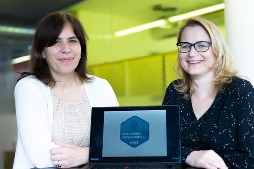 Regina Obexer (links) und Brigitte Huter
präsentieren die Digital Badges des MCI. Diese digitalen Zertifikate
gibt es beispielsweise für Responsible Management, International
Career Skills, Digital Marketing, Data Management uvm.